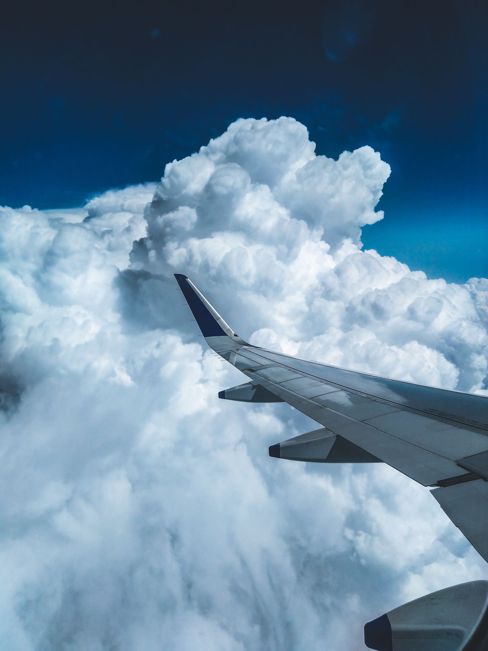Flygplansvinge ovanför molnen