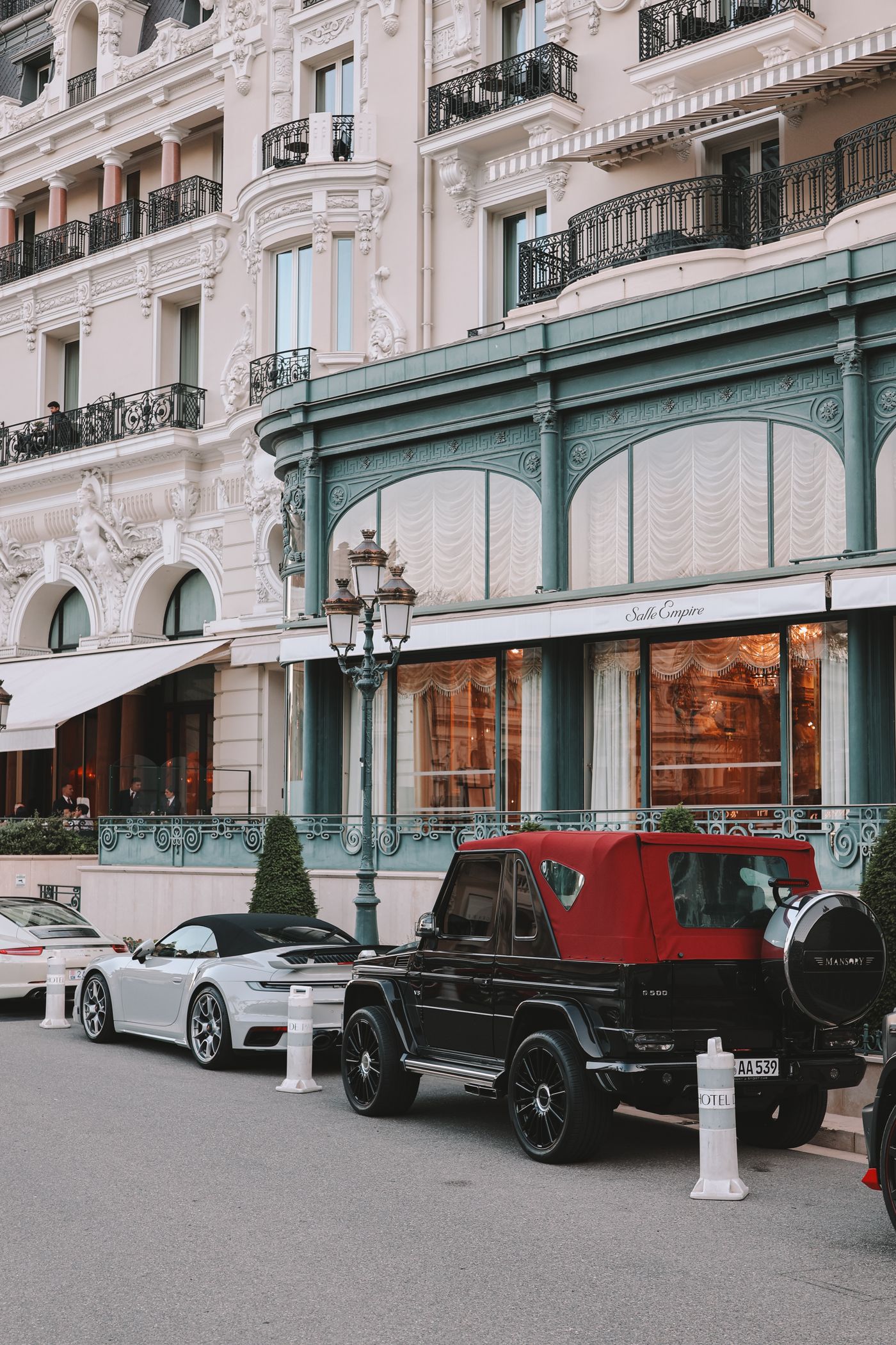 Hotell och hyrbilar på destinationen